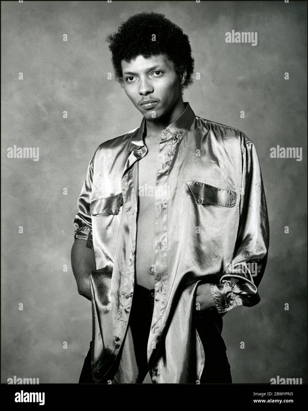 Studio Portrait en studio noir et blanc du musicien Ivan Neville à Los Angeles, CA vers les années 1980. Banque D'Images