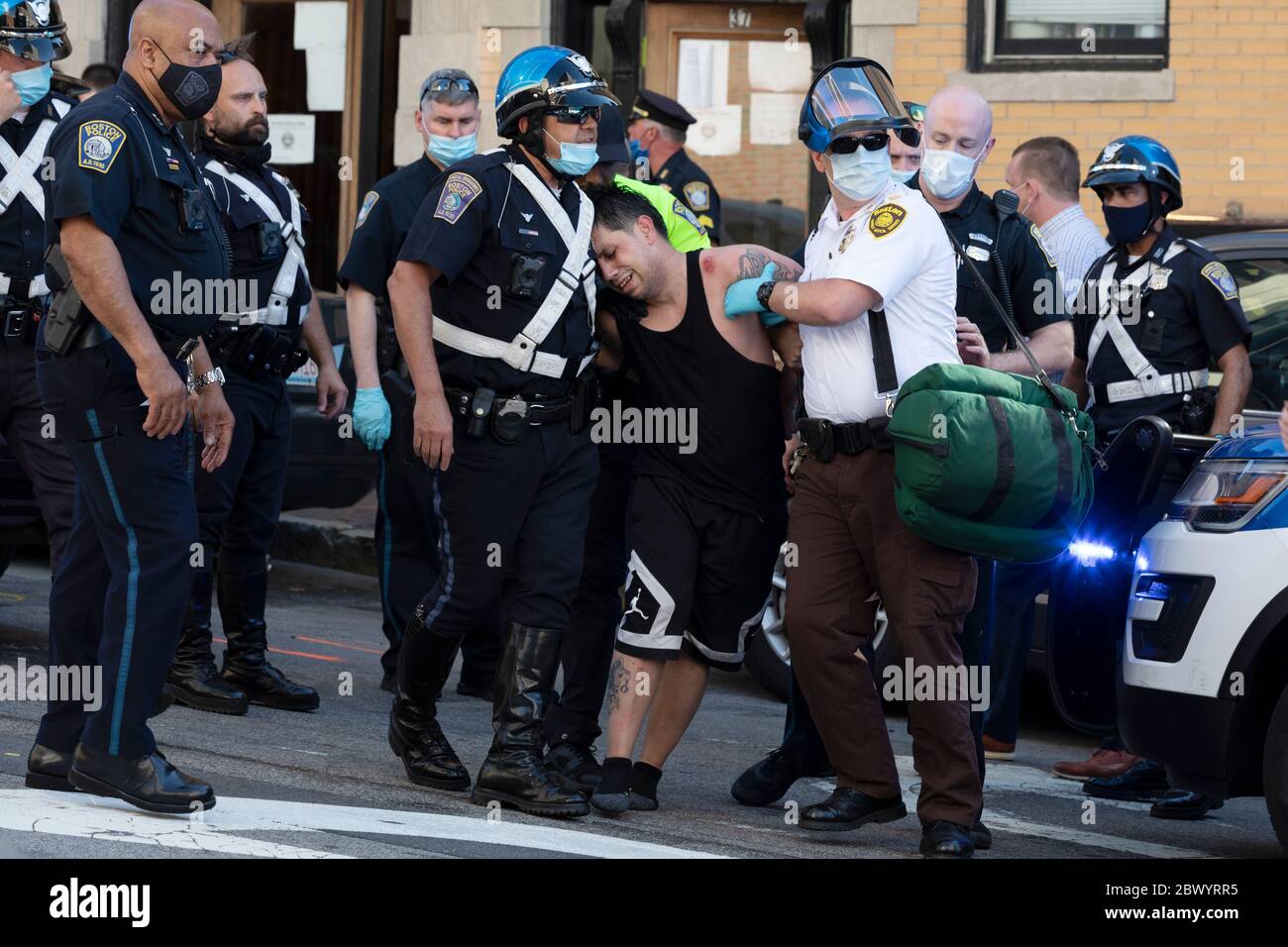 Un homme perturbé est conduit par la police et un paramédical, Boston Massachusetts USA Banque D'Images