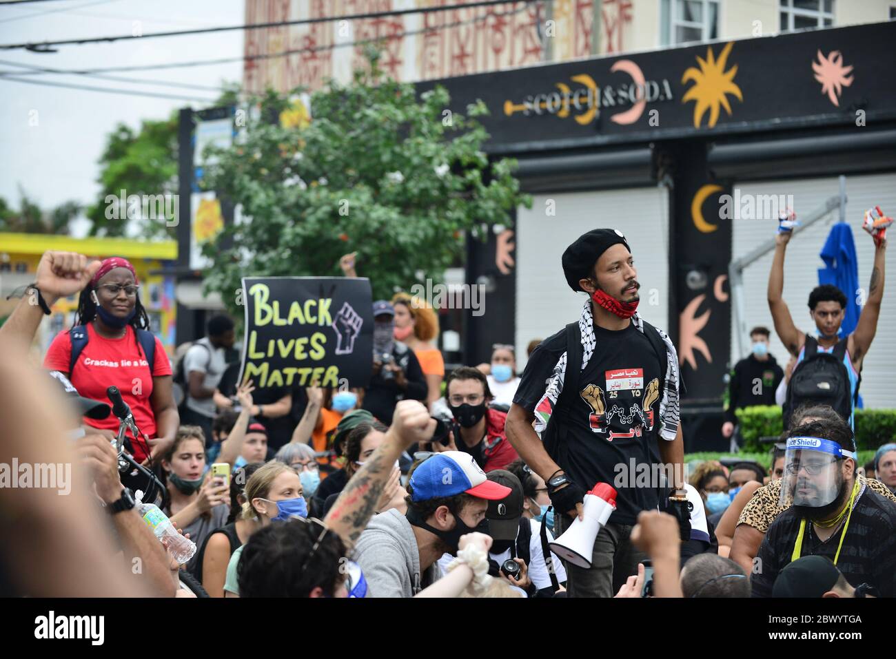 Miami, Floride, États-Unis. 02 juin 2020. Les manifestants sont vus en train de faire des signes et de manifester, alors qu'ils arrêtaient la circulation contre la brutalité policière et la mort récente de George Floyd devant le procureur d'État du comté de Miami-Dade, dans le bureau de Floride Katherine Fernandez Rundle, dans le district de Wynwood et le district historique d'Overtown, le 02 juin 2020 à Miami, en Floride. Des manifestations se poursuivent dans les 50 États et villes du pays à la suite du décès de George Floyd, qui a été tué pendant sa détention à Minneapolis le 25 mai. Crédit : Mpi10/Media Punch/Alay Live News Banque D'Images