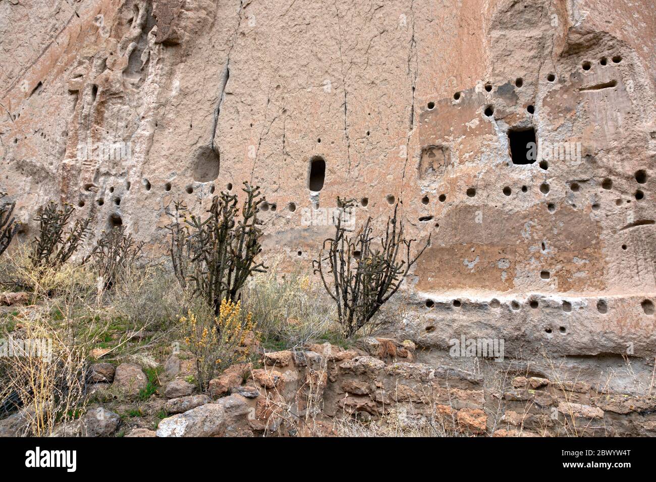 NM00467-00...NOUVEAU MEXIQUE - l'emplacement d'une structure à plusieurs niveaux à la Maison longue, au Monument national de Bandelier. Banque D'Images