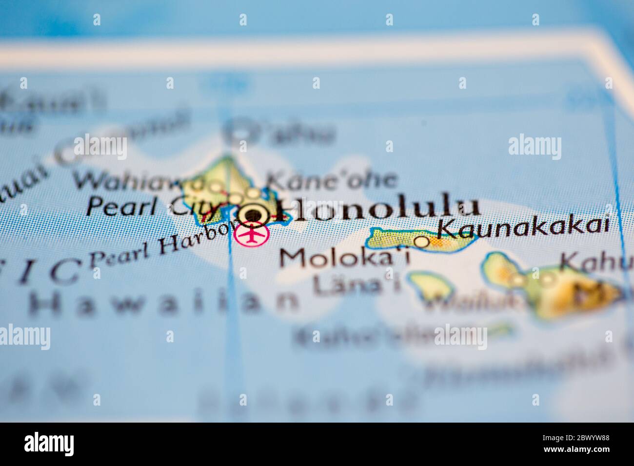 Faible profondeur de champ accent sur la carte géographique emplacement de la ville d'Honolulu Etats-Unis d'Amérique continent américain sur atlas Banque D'Images