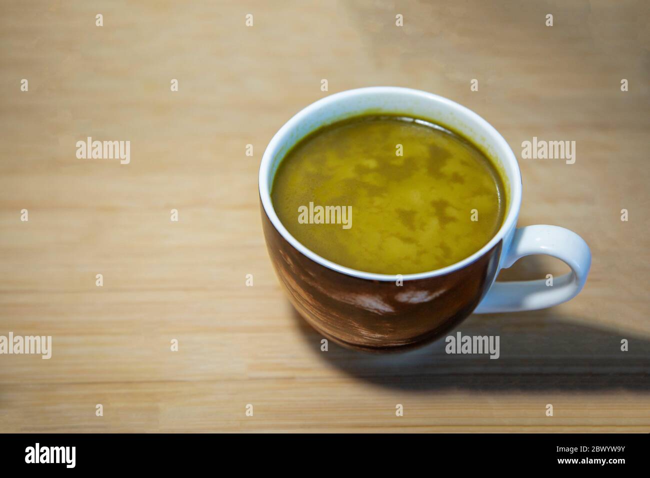 Le pire thé Masala dans une tasse. Masala Chai, thé au lait indien, mauvais thé Banque D'Images