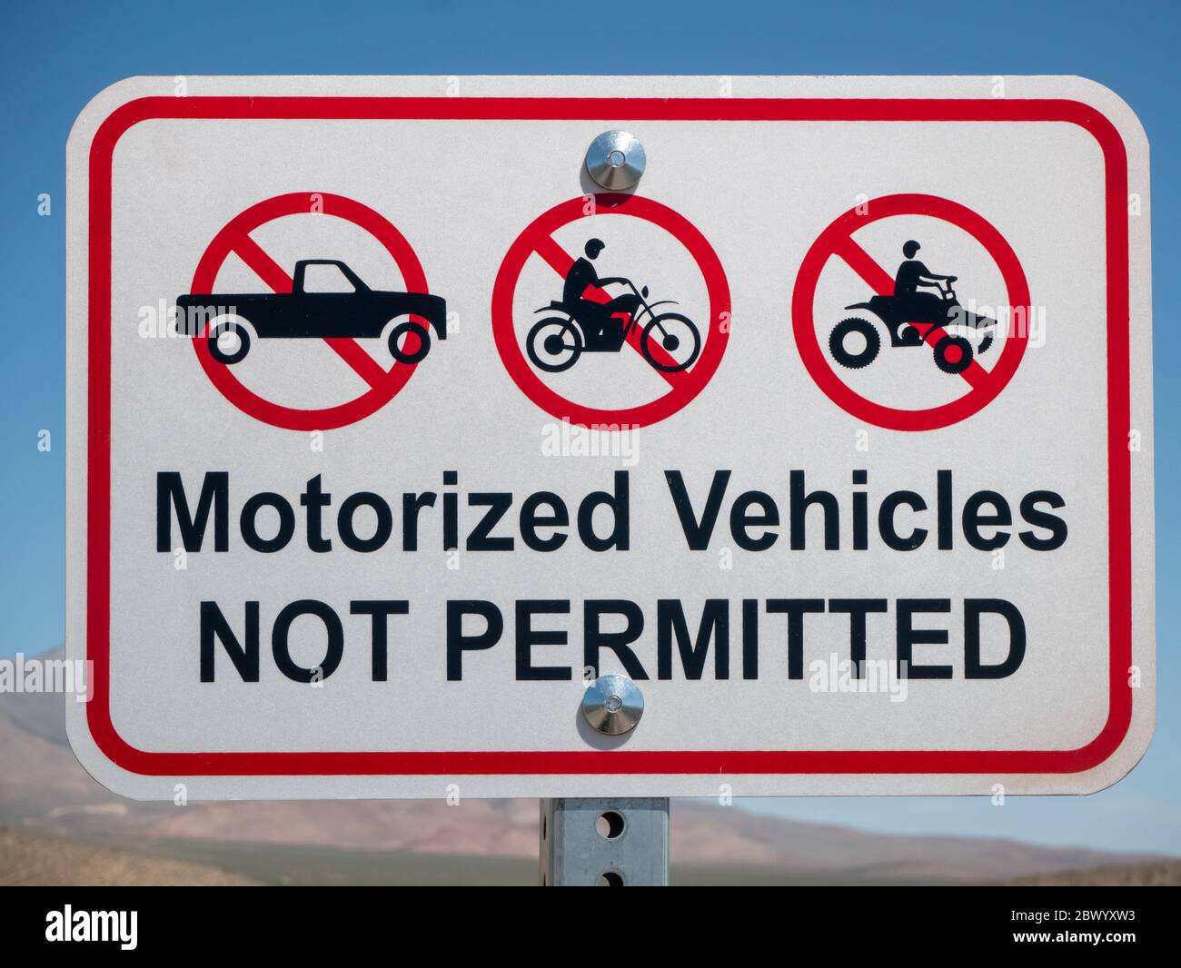 Aucun panneau de véhicule motorisé le long d'un sentier de randonnée et de vélo dans le désert Banque D'Images
