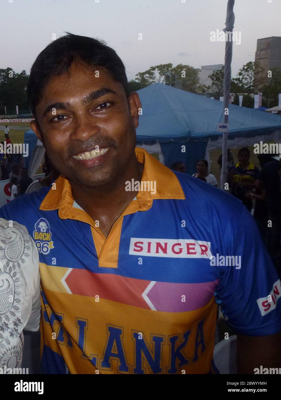 Ancien Cricketer du Sri Lanka et vainqueur de la coupe du monde 1996, Romesh Kaluwitharana. Était le gardien de cricket dans l'équipe. Banque D'Images