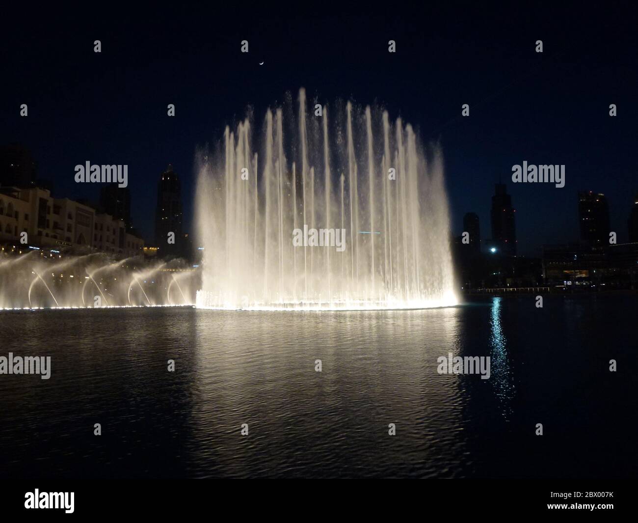 Découvrez les lumières du Dubai Mall Fountain Show lors d'une croisière de 30 minutes en bateau-taxi traditionnel « abra ». Montez à bord du bateau en bois sur le lac Burj. Admirez des monuments tels que le Burj Khalifa avant de profiter de la vue sur les illuminations. Banque D'Images