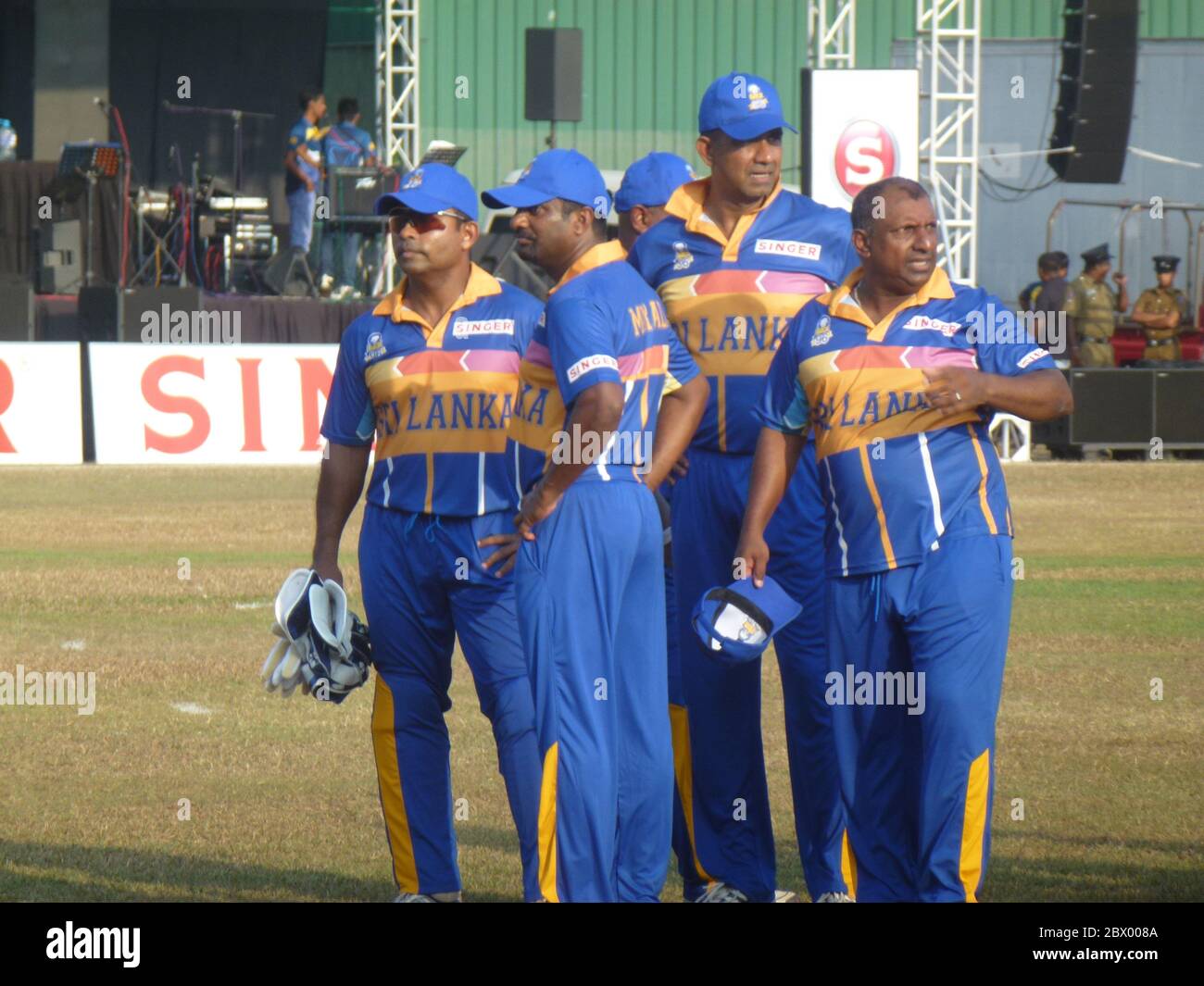 Anciens vainqueurs de la coupe du monde de cricket du Sri Lanka de 1996. Dans un match amical pour recueillir des fonds pour les joueurs de cricket moins chanceux. De gauche à droite, Romesh Kaluwitharana, Muttiah Muralitharan, Promodya Wickramasignhe et Aravinda de Silva. Banque D'Images