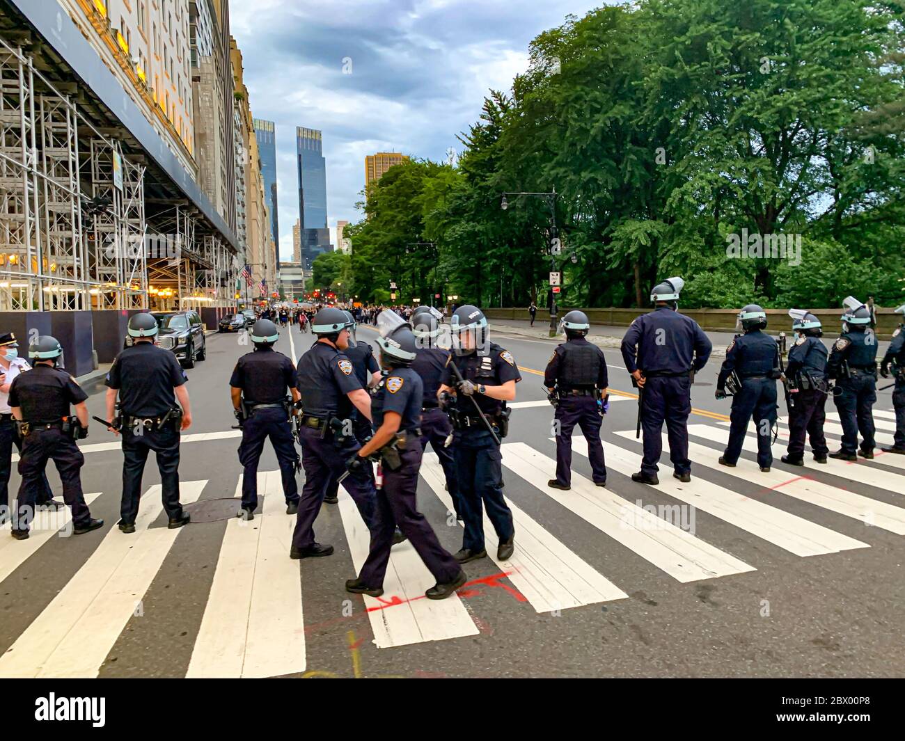 New York, New York, États-Unis. 3 juin 2020. (NOUVEAU) des manifestants ont été arrêtés pour avoir brisé le couvre-feu à New York. 3 juin 2020, New York, États-Unis : alors que les manifestants marchaient pacifiquement le long de la 59ème rue avec la 5ème avenue sur Central Park, ils ont été confrontés et arrêtés par les policiers du NYPD pour avoir brisé le couvre-feu imposé par le maire de New York, Bill de Blasio. Le couvre-feu commence à 20h jusqu'à 5h du matin pour contenir les protestations qui ont résulté en la destruction et le pillage dans toute la ville. Crédit : Niyi Fote /Thenews2 crédit : Niyi Fote/TheNEWS2/ZUMA Wire/Alay Live News Banque D'Images