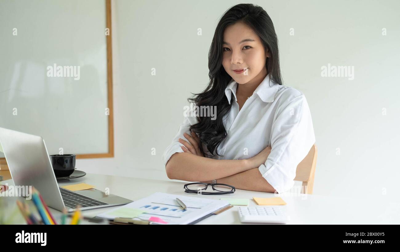 Portrait d'une jeune femme d'affaires asiatique attrayante travaillant au bureau moderne Banque D'Images