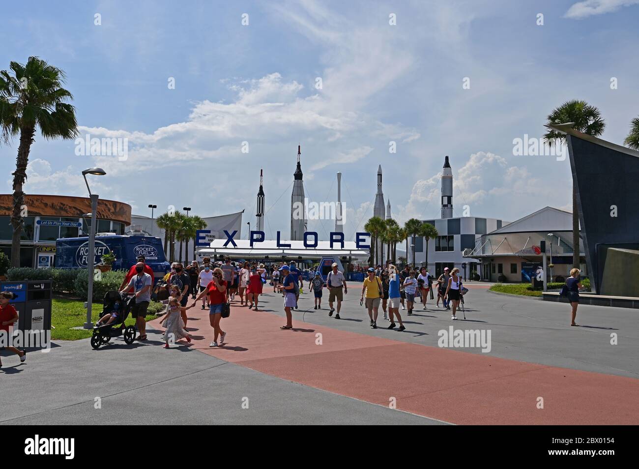 Kennedy Space Center, Merritt Island, Floride - 30 mai 2020 - entrée au centre d'accueil sous panneau qui lit EXPLORER. Banque D'Images