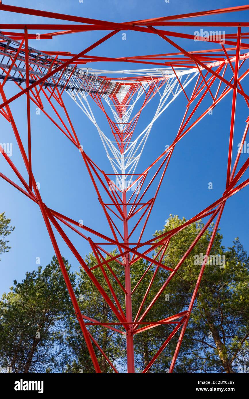 Cadre et structure d'une tour d'antenne cellulaire métallique autosupport , Finlande Banque D'Images