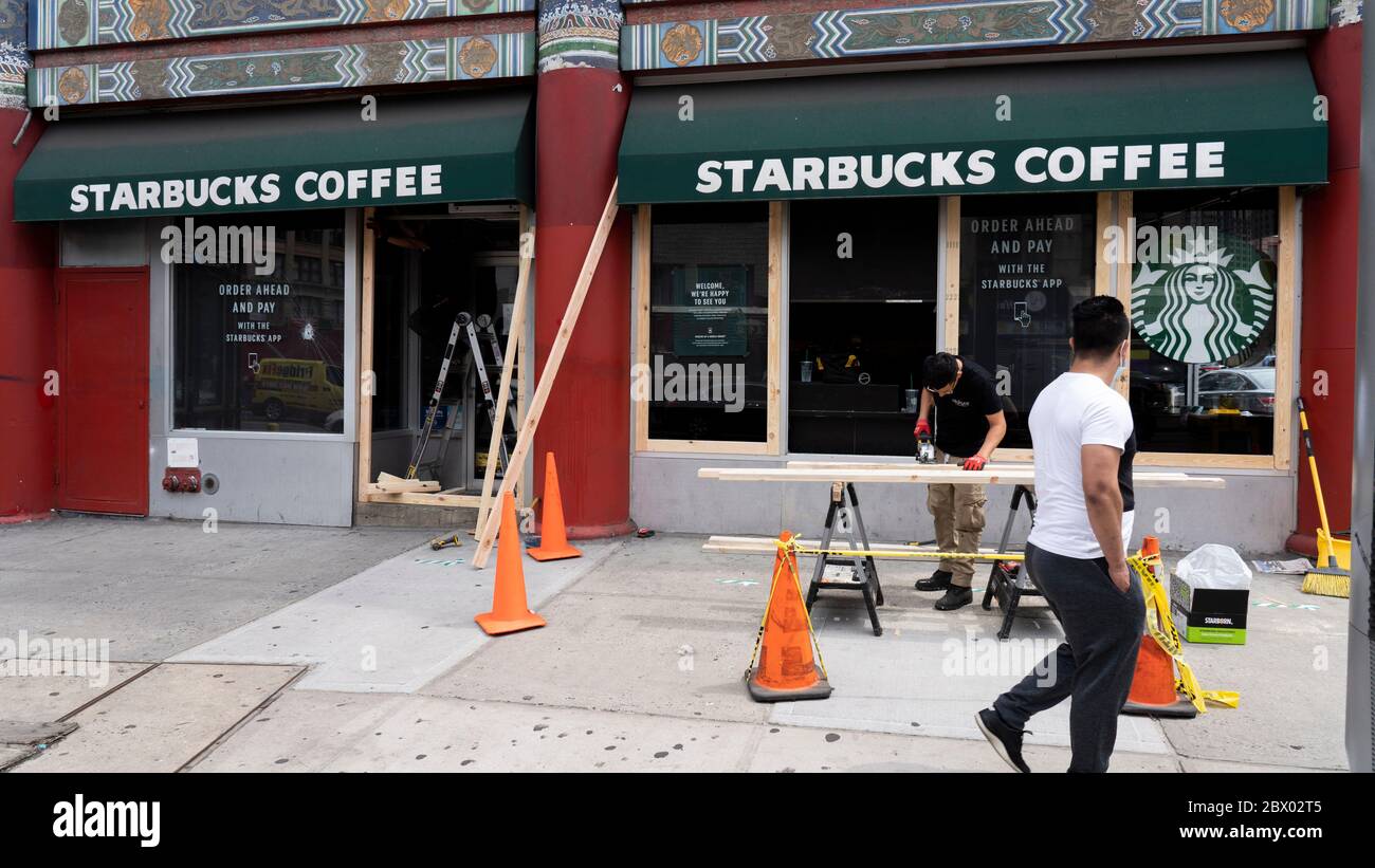 Des menuisiers sont vus monter à bord d'un Starbucks du quartier chinois pour éviter d'autres dommages et pour éviter une autre nuit de destruction, de pillage et de violence possible après une nouvelle manifestation?St le meurtre de George Floyd, New York a imposé un couvre-feu de 8 heures pour essayer d'arrêter ou de freiner le pillage et la violence, mercredi 3 2020 juin à New York NY. (Photo de Jonas Gustavsson/Sipa USA) crédit: SIPA USA/Alay Live News Banque D'Images