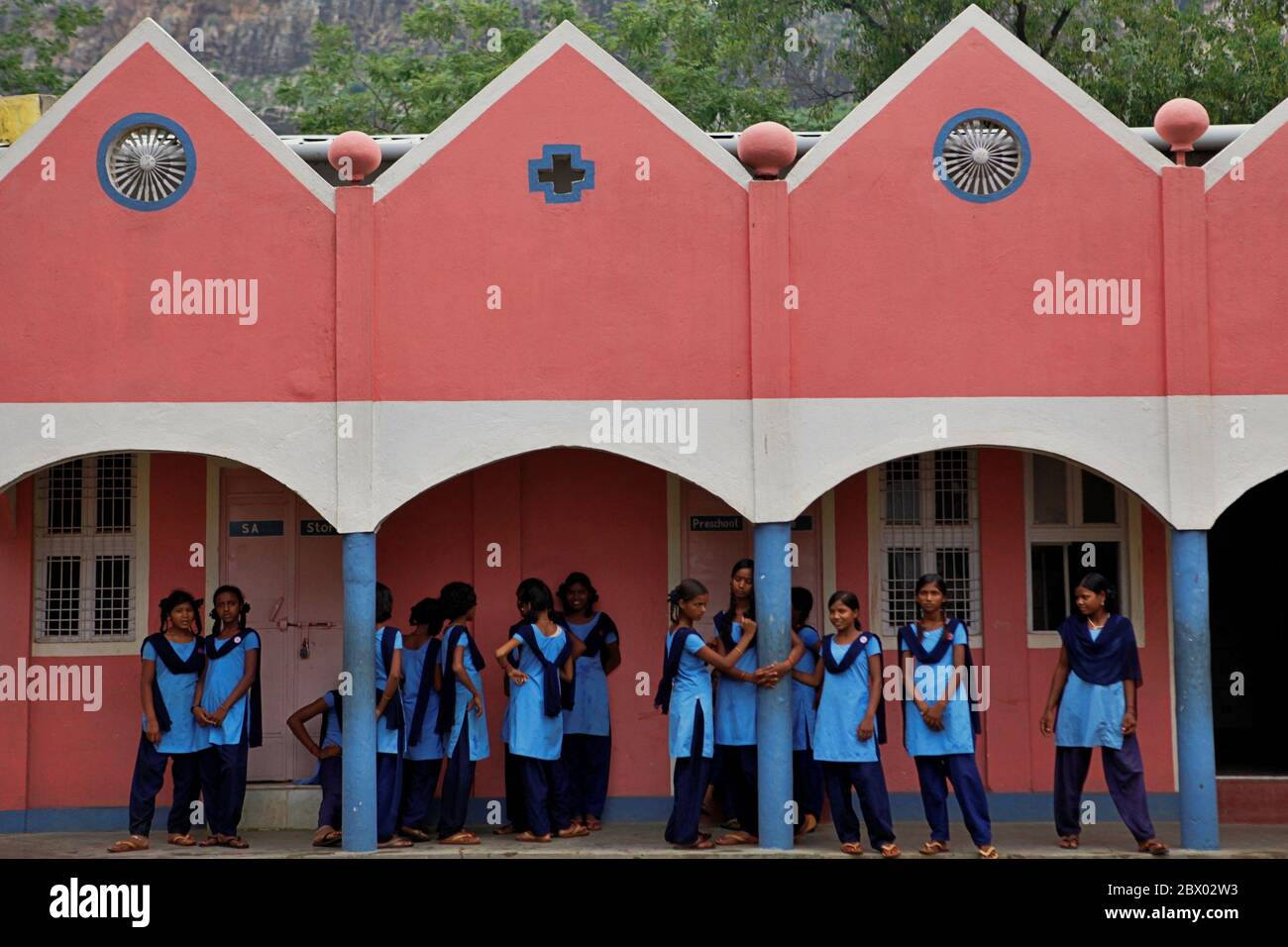 École et dortoir gratuits à Dungeshwari, Bihar, Inde - Ecoles de Sujata Technical School attendant une séance d'information quotidienne après les cours, pour passer en revue l'ensemble des activités de la journée et pour organiser des activités parascolaires. Banque D'Images