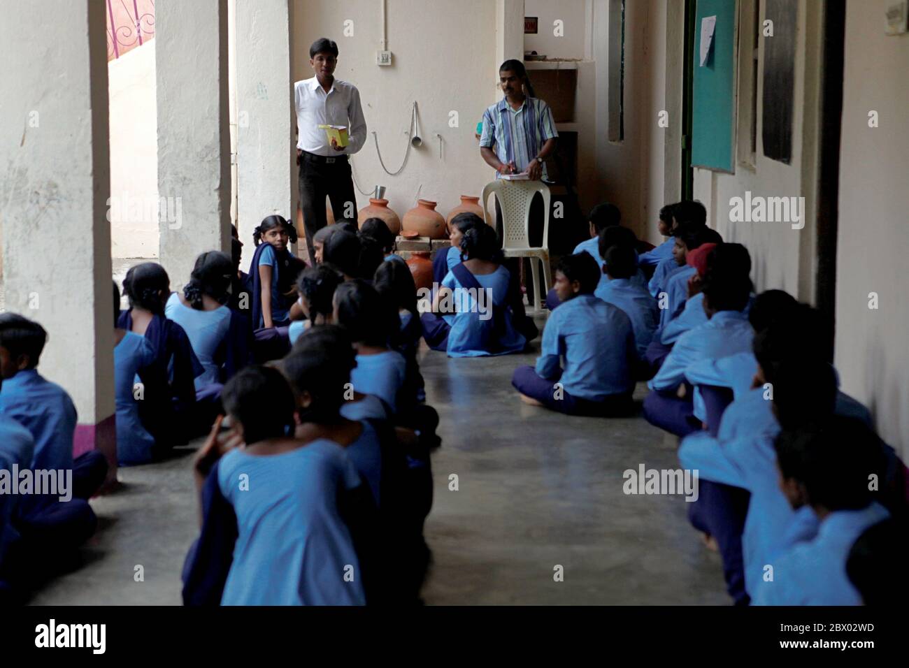 École et dortoir gratuits à Dungeshwari, Bihar, Inde - les élèves de l'école technique de Sujata assistent à un briefing quotidien donné par les enseignants après les cours, pour passer en revue l'ensemble des activités de la journée et pour organiser des activités parascolaires. Banque D'Images