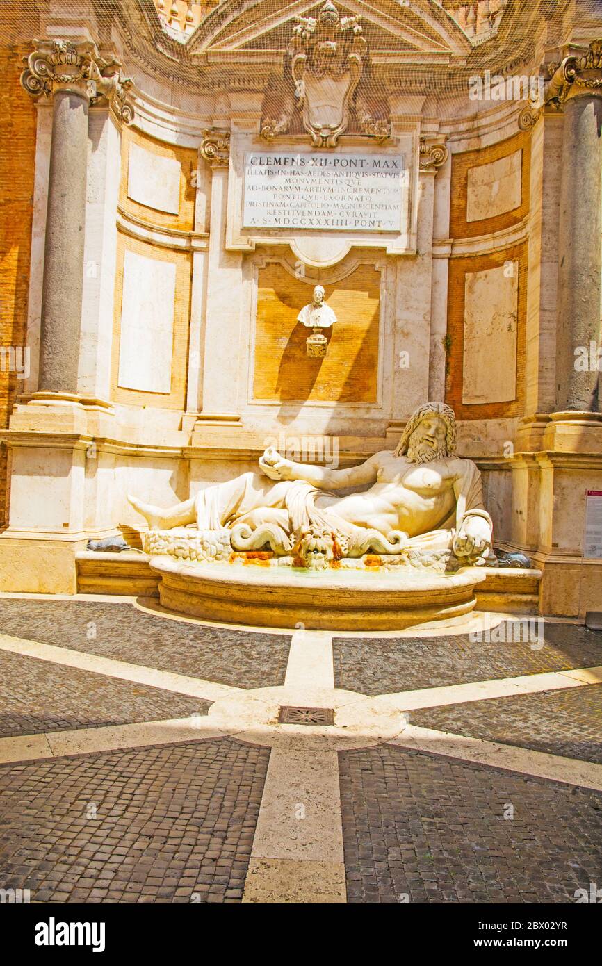 La Fontaine Marforio dans la cour du Palazzo Nuovo à Rome, Italie Banque D'Images