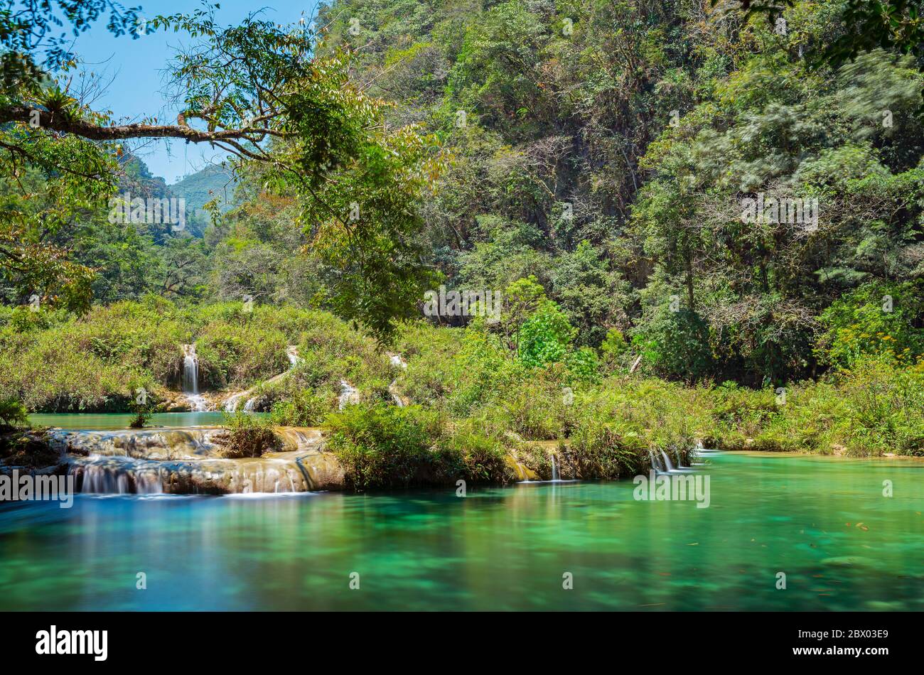 Photographie en exposition longue des Cascades Semuc Champey le long de la rivière Cahabon, forêt tropicale de Peten, Guatemala. Banque D'Images
