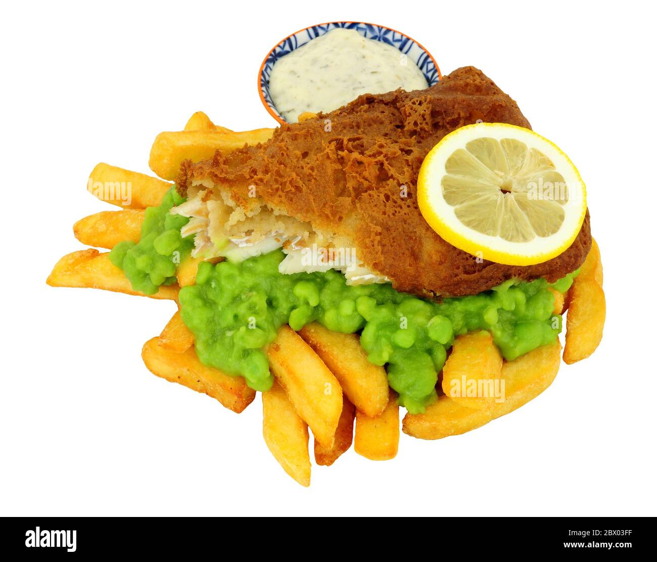 Les frites et le poisson panés à la bière repas avec des pois mushy isolés sur fond blanc Banque D'Images