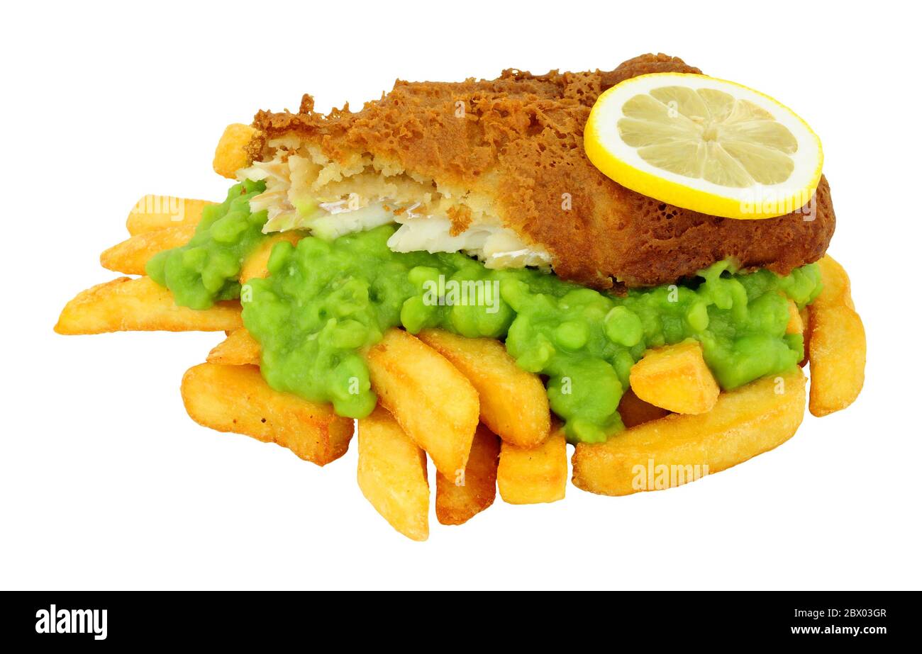 Les frites et le poisson panés à la bière repas avec des pois mushy isolés sur fond blanc Banque D'Images