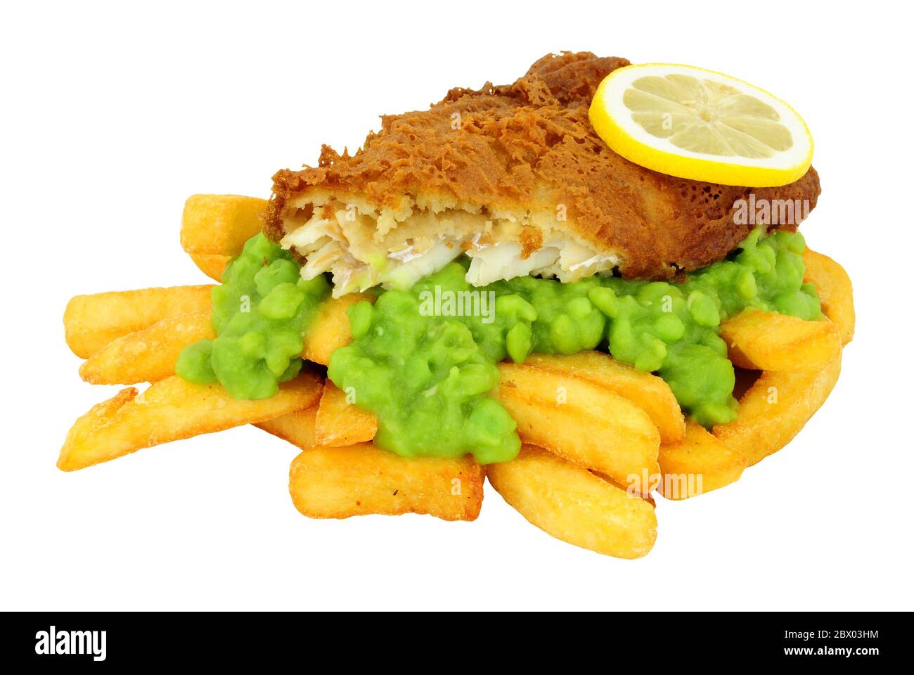Les frites et le poisson panés à la bière repas avec des pois mushy isolés sur fond blanc Banque D'Images