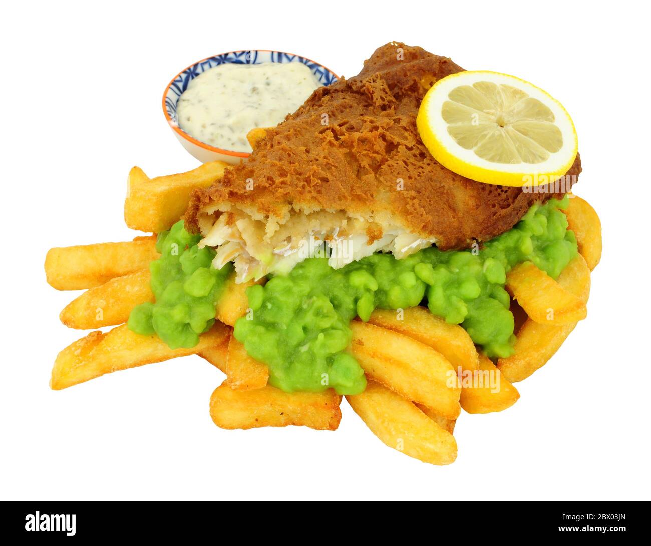 Les frites et le poisson panés à la bière repas avec des pois mushy isolés sur fond blanc Banque D'Images