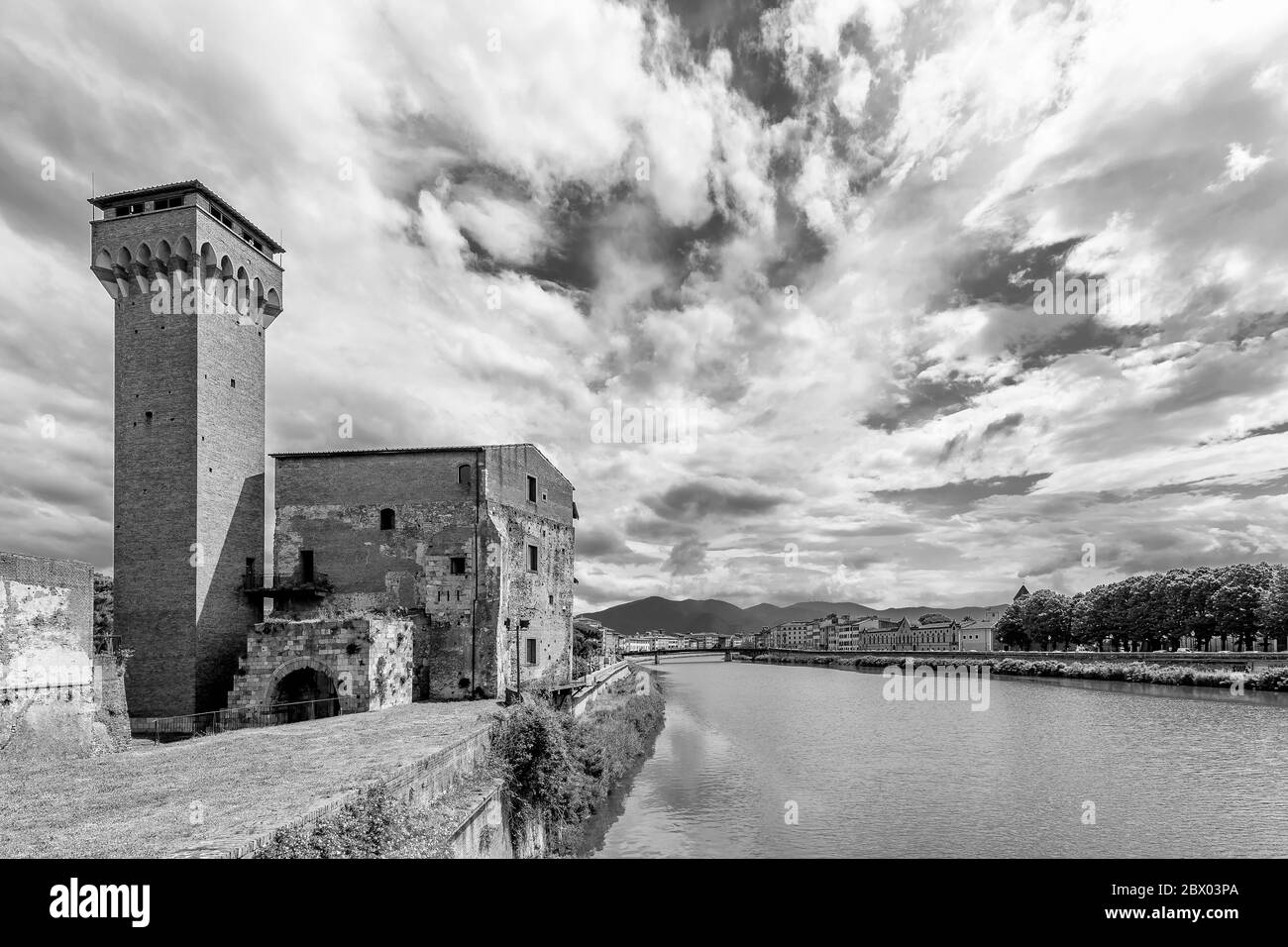 Belle vue en noir et blanc des Lungarni de Pise, en Italie, dans le centre historique près de l'ancienne Citadelle du pont homonyme Banque D'Images