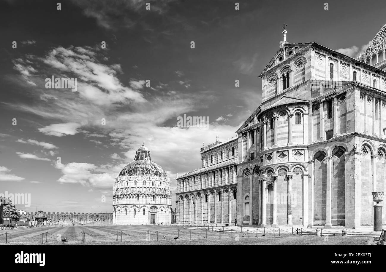 Vue en noir et blanc de la célèbre place Piazza dei Miracoli et de la tour penchée, dans le centre historique de Pise, en Italie Banque D'Images