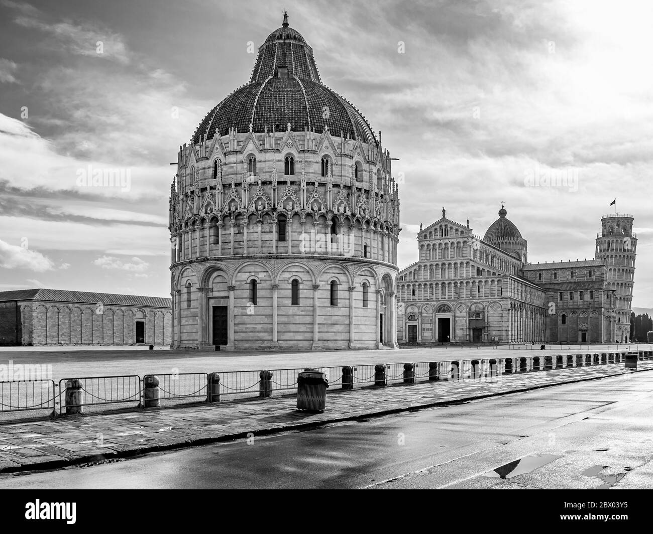Vue en noir et blanc de la célèbre place Piazza dei Miracoli et de la tour penchée, dans le centre historique de Pise, en Italie Banque D'Images