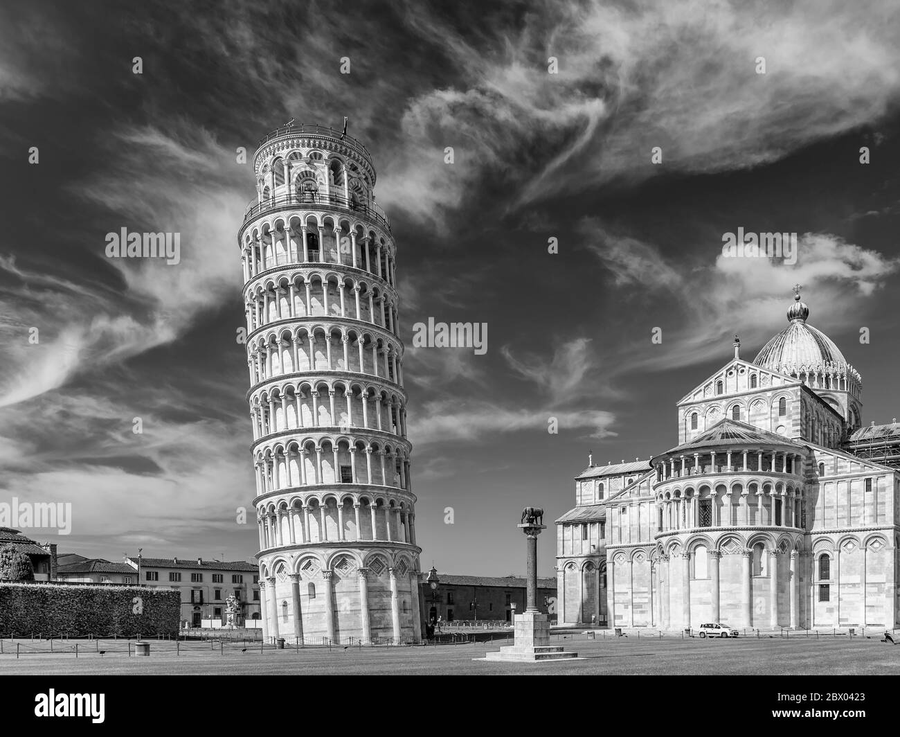 Vue en noir et blanc de la célèbre place Piazza dei Miracoli et de la tour penchée, dans le centre historique de Pise, en Italie Banque D'Images