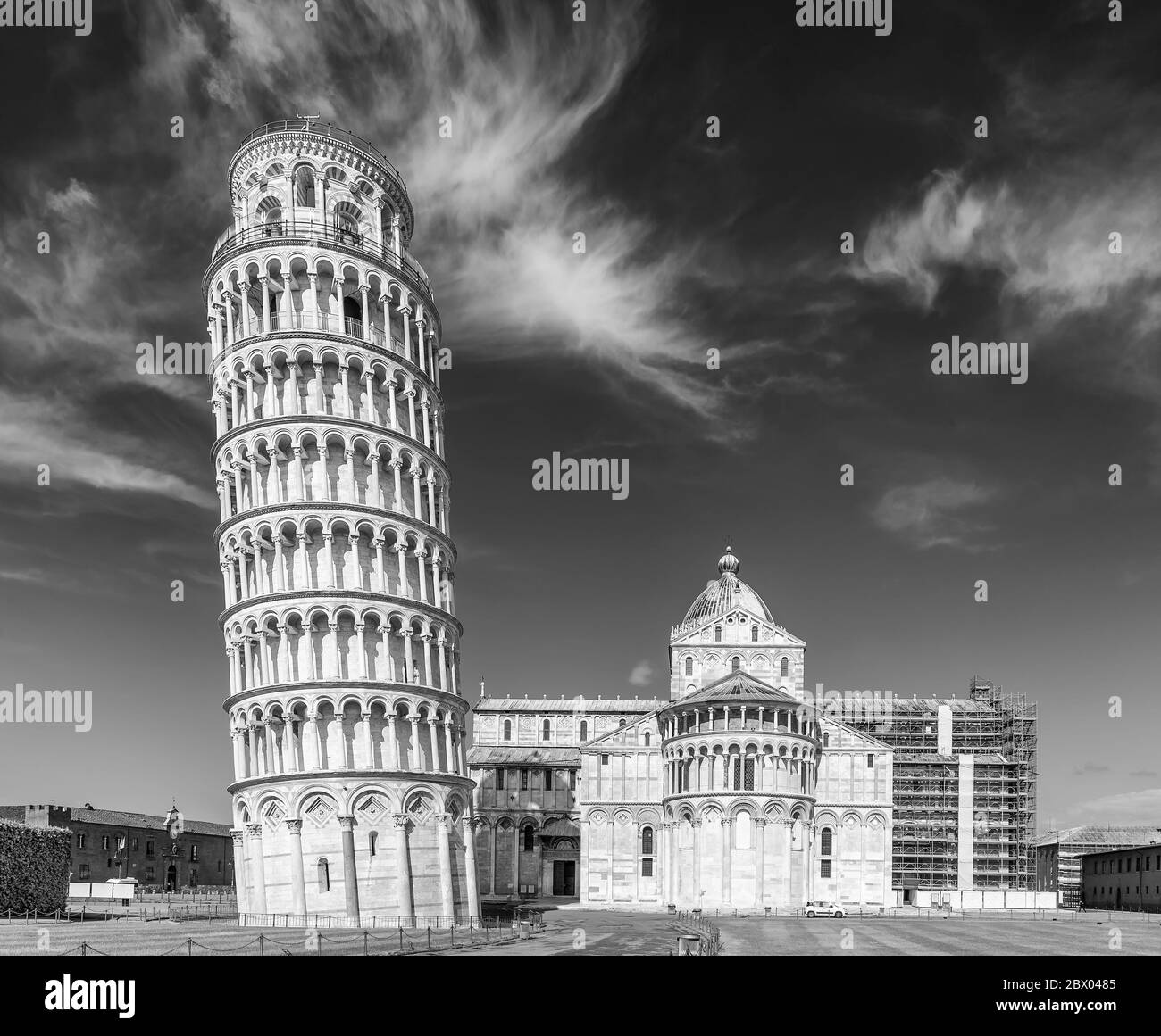 Vue en noir et blanc de la célèbre place Piazza dei Miracoli et de la tour penchée, dans le centre historique de Pise, en Italie Banque D'Images