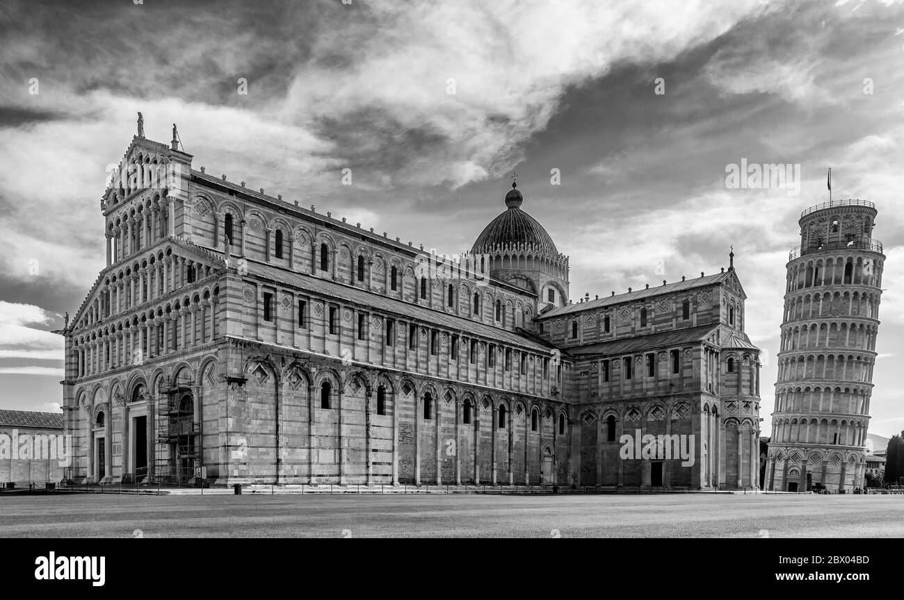 Vue en noir et blanc de la célèbre place Piazza dei Miracoli et de la tour penchée, dans le centre historique de Pise, en Italie Banque D'Images