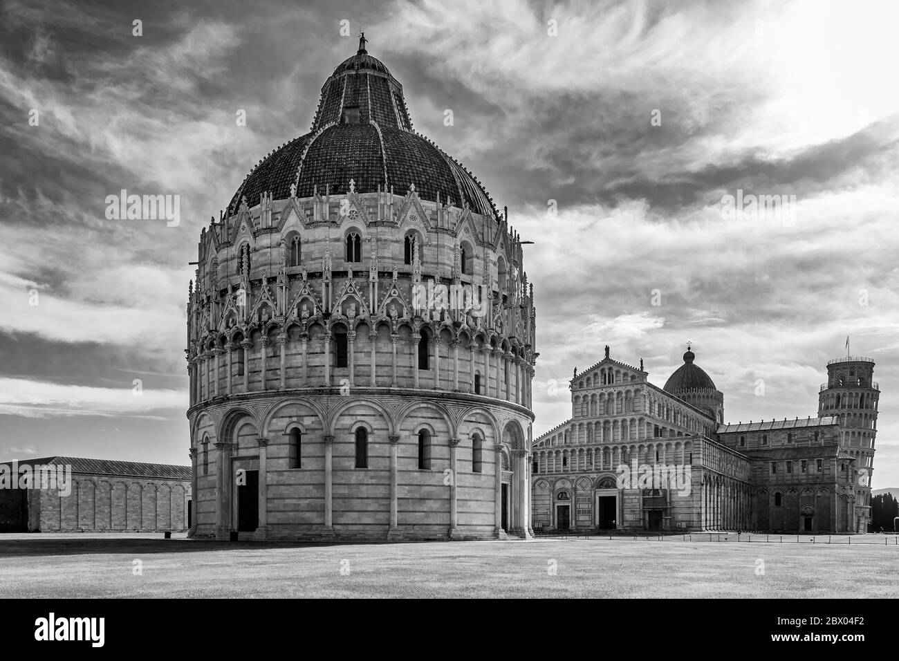 Vue en noir et blanc de la célèbre place Piazza dei Miracoli et de la tour penchée, dans le centre historique de Pise, en Italie Banque D'Images