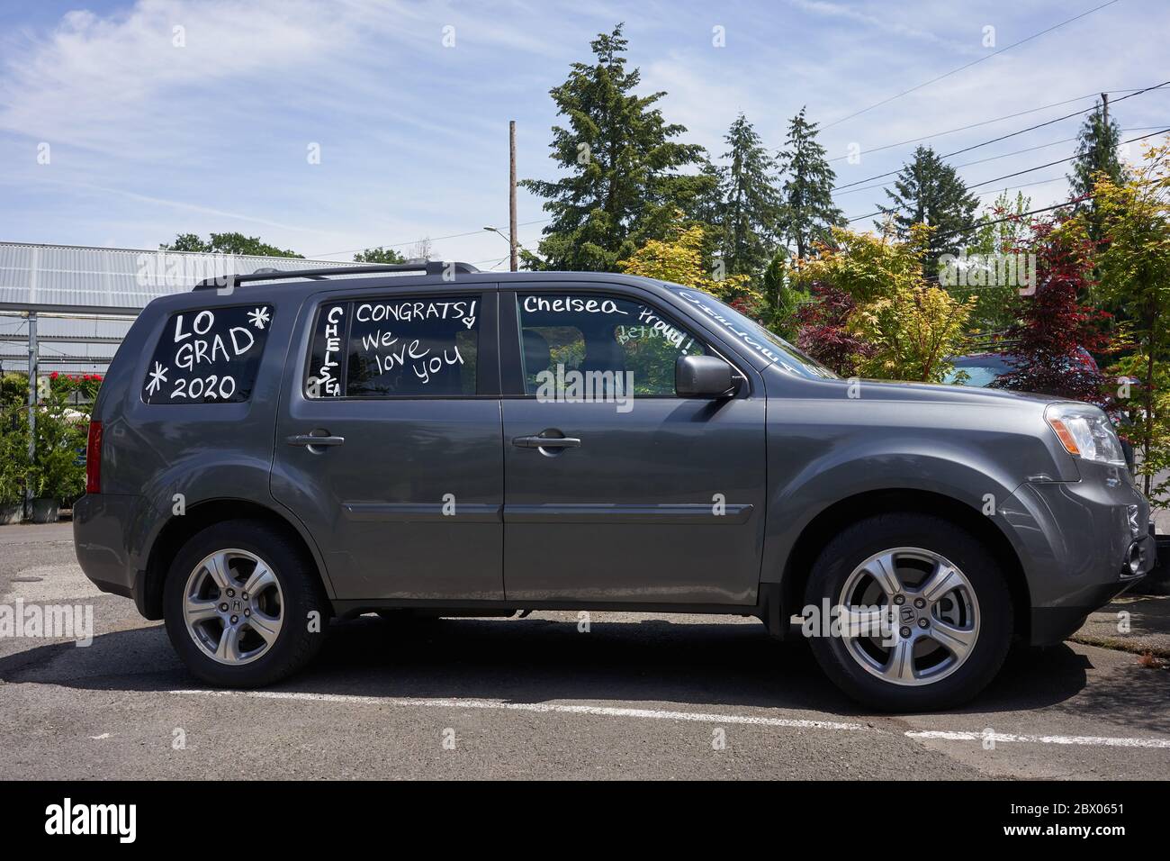 Une voiture décorée pour le défilé de remise des diplômes de l'école secondaire est vue dans le lac Oswego, Oregon, le 2 juin 2020, pendant la pandémie du coronavirus. Banque D'Images
