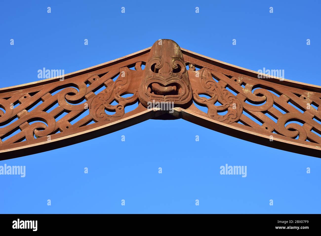 Arche en bois avec sculptures traditionnelles maories polynésiennes et quelques taches altérées. Banque D'Images