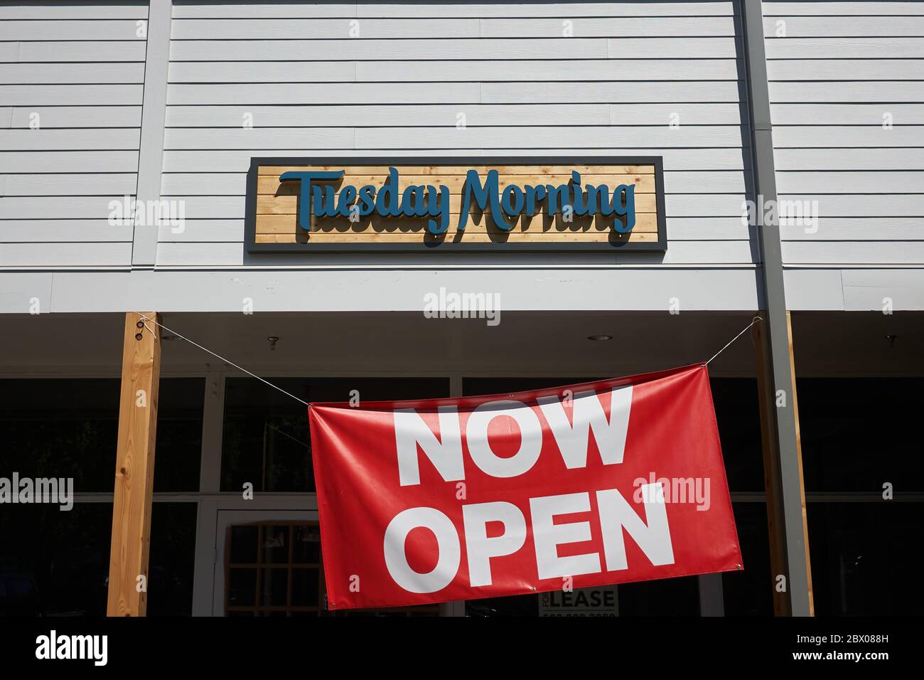 Panneau d'entrée dans un magasin ouvert le mardi matin en Oregon, en raison de la pandémie COVID-19. Le détaillant hors prix a déposé une demande de protection en cas de faillite au chapitre 11. Banque D'Images