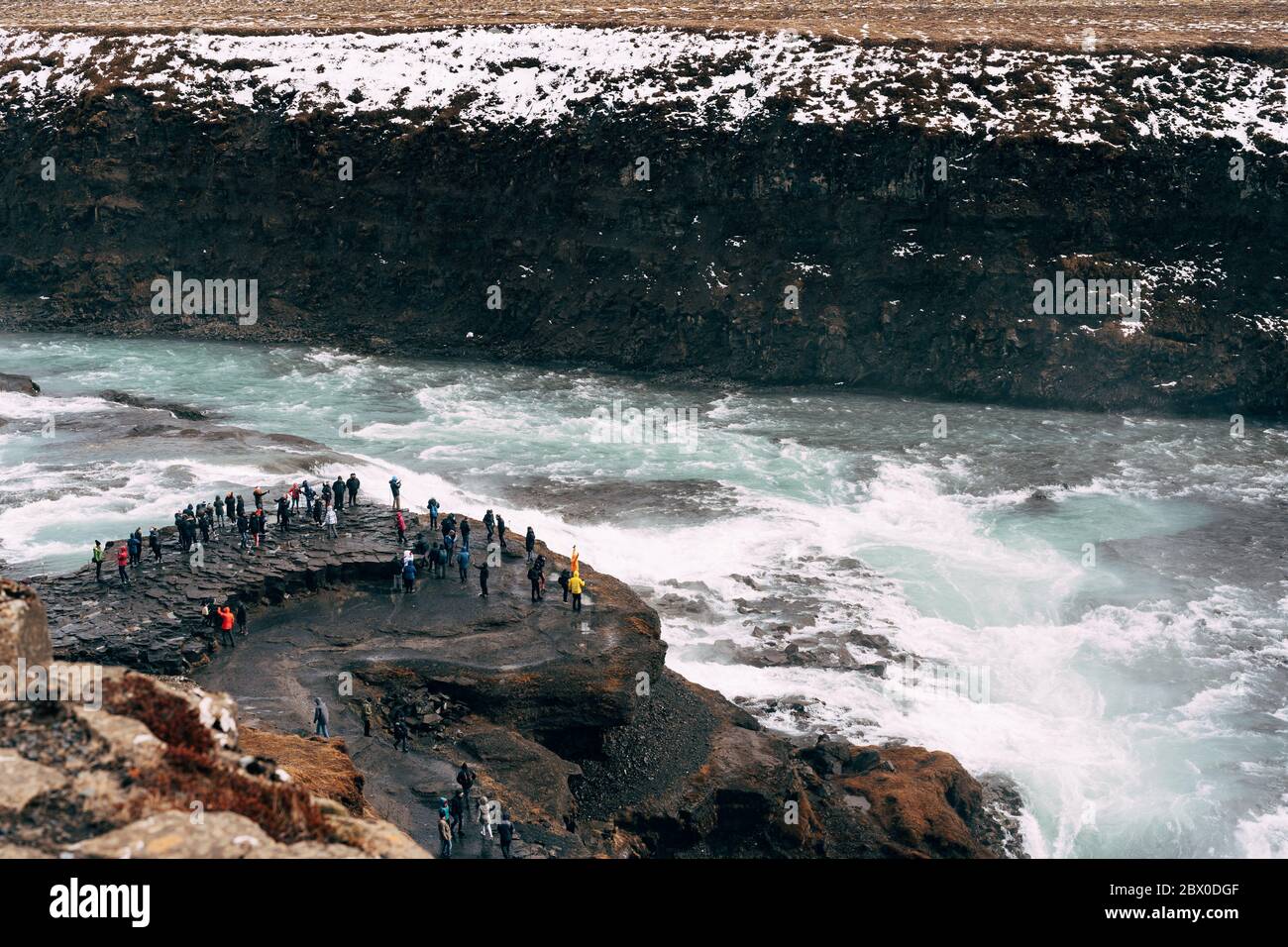 La grande chute d'eau Gullfoss dans le sud de l'Islande, sur la couronne dorée. Touristes sur la terrasse d'observation. Banque D'Images