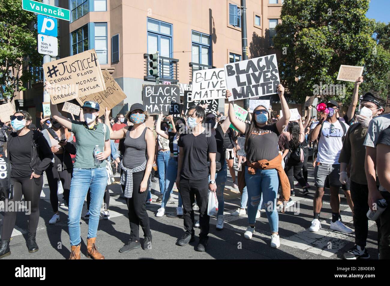 San Francisco, États-Unis. 03ème juin 2020. San Francisco, CA - 3 juin 2020 : des manifestants assistent à la démonstration et à la manifestation de George Floyd Black Lives Matter le 3 juin 2020 à San Francisco, en Californie. Crédit: Raymond Ahner/l'accès photo crédit: L'accès photo/Alamy Live News Banque D'Images