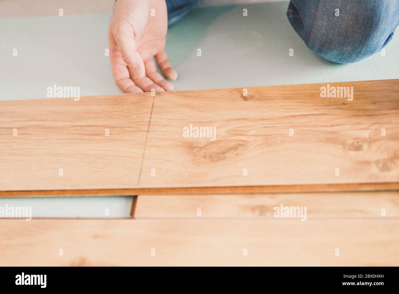 Technologie de plancher - pose d'un plancher stratifié flottant - matériau de finition écologique Banque D'Images