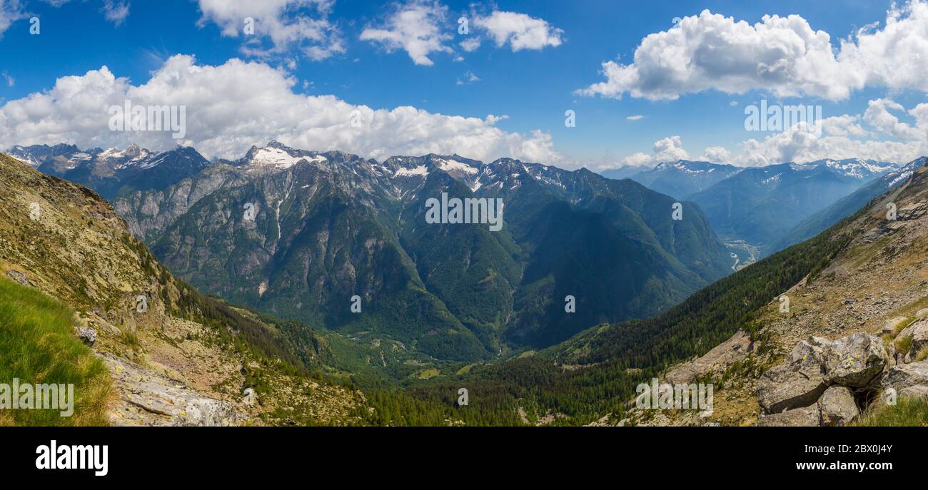 Vue panoramique sur la vallée de Lavizzara et Maggia au Tessin Suisse, nuages, ciel bleu Banque D'Images