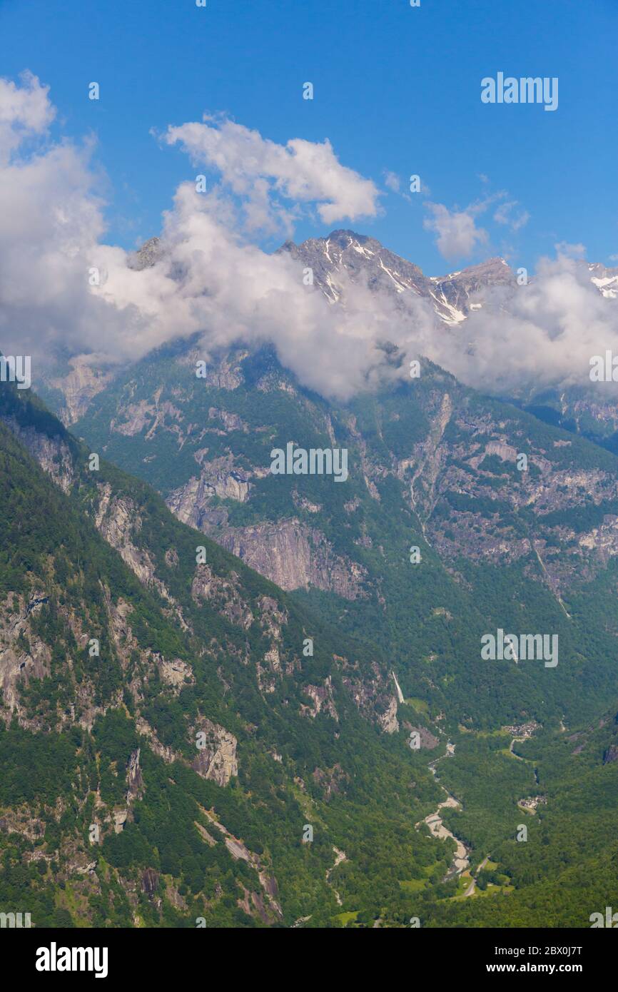 Val Bavona vallée en Suisse Tessin paysage alpin avec nuages, ciel bleu Banque D'Images