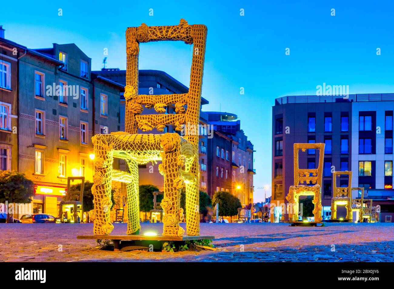 Chaises commémoratives sur la place des héros du ghetto, Cracovie, Pologne  Photo Stock - Alamy