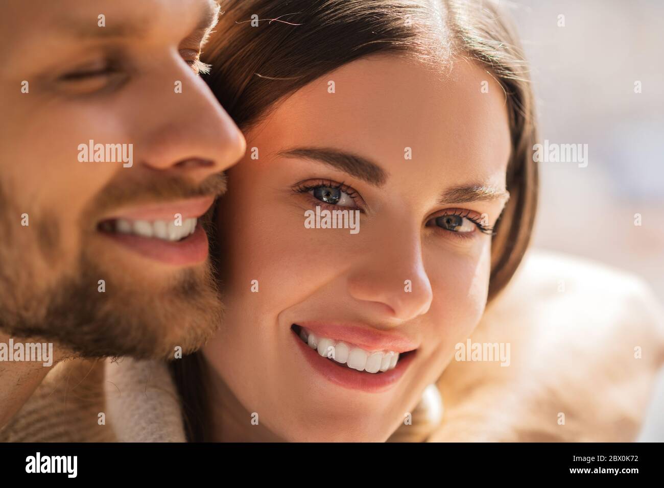 Gros plan d'un jeune couple heureux Banque D'Images