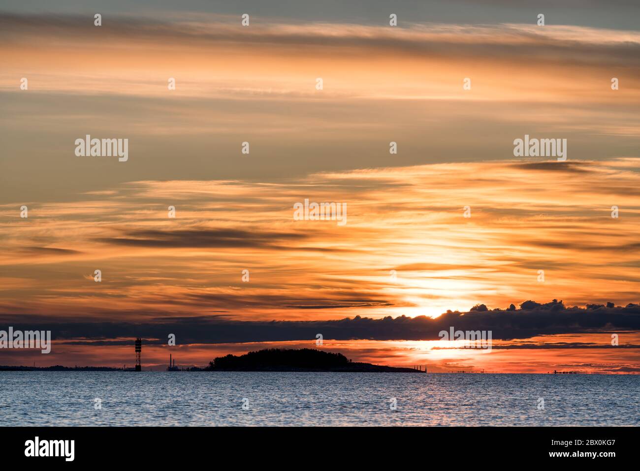 Soleil levant au-dessus du centre d'Helsinki, vue de l'île de Bylandet, Kirkkonummi, Finlande Banque D'Images