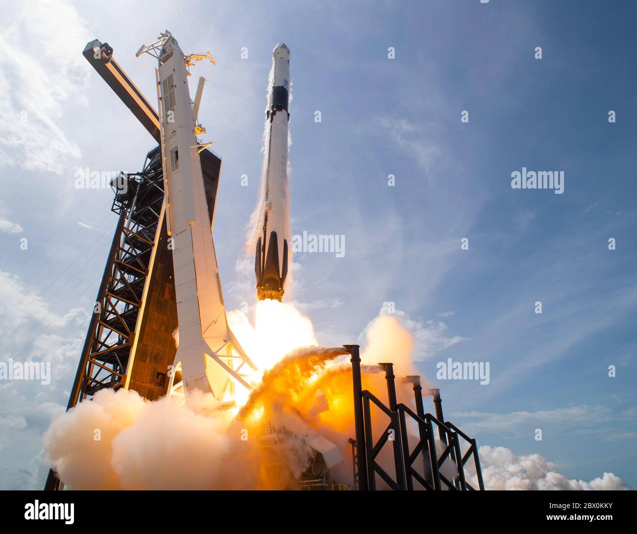 KENNEDY SPACE CENTER, États-Unis - 30 mai 2020 - la fusée SpaceX Falcon 9 transportant le vaisseau spatial Crew Dragon de la société est lancée à partir du Launch Complex 39A Banque D'Images