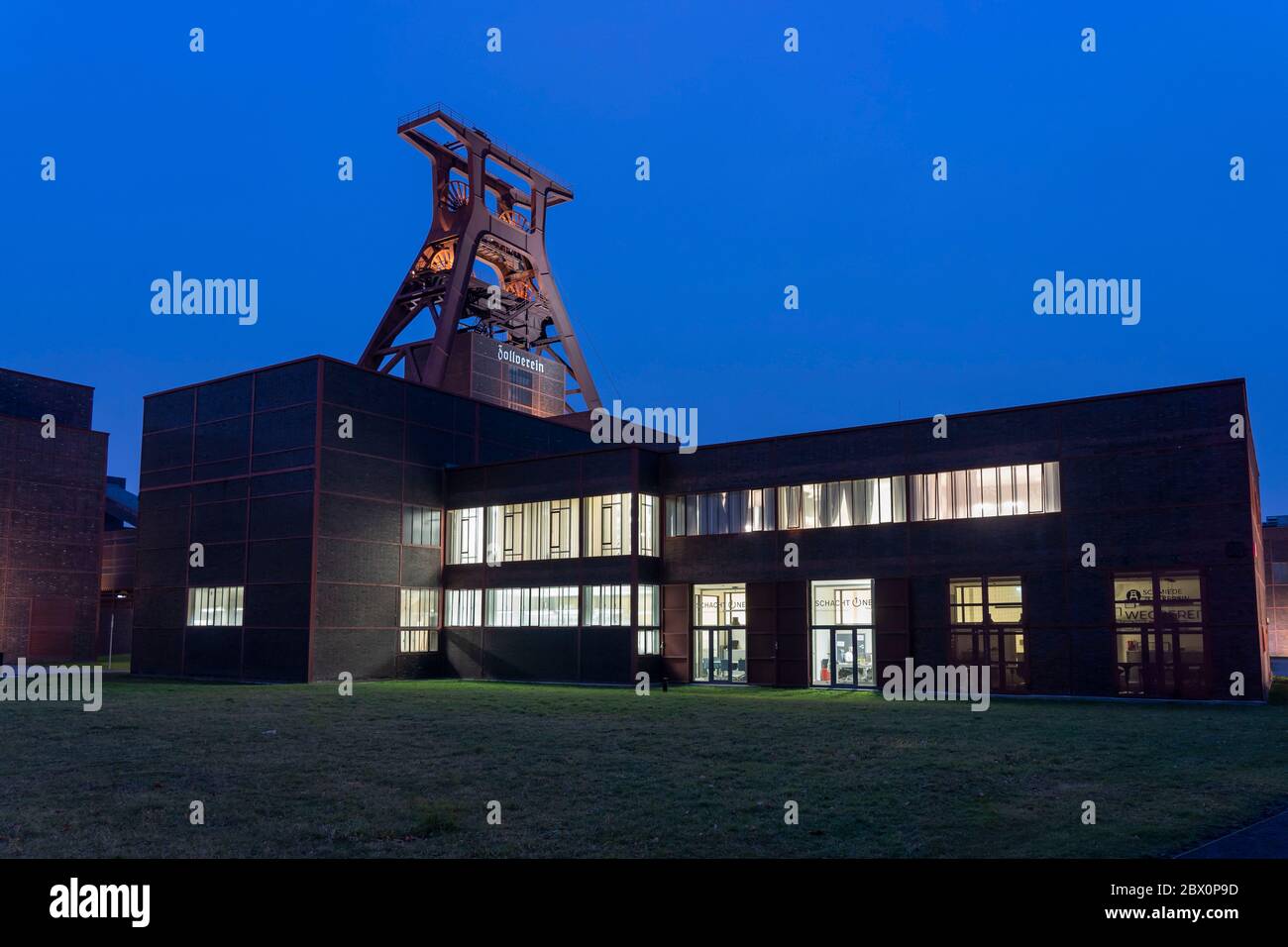Mine de charbon Zollverein à Essen, site classé au patrimoine mondial de l'UNESCO, cadre à double fosse à tréteau de l'arbre XII Essen, Allemagne, Banque D'Images