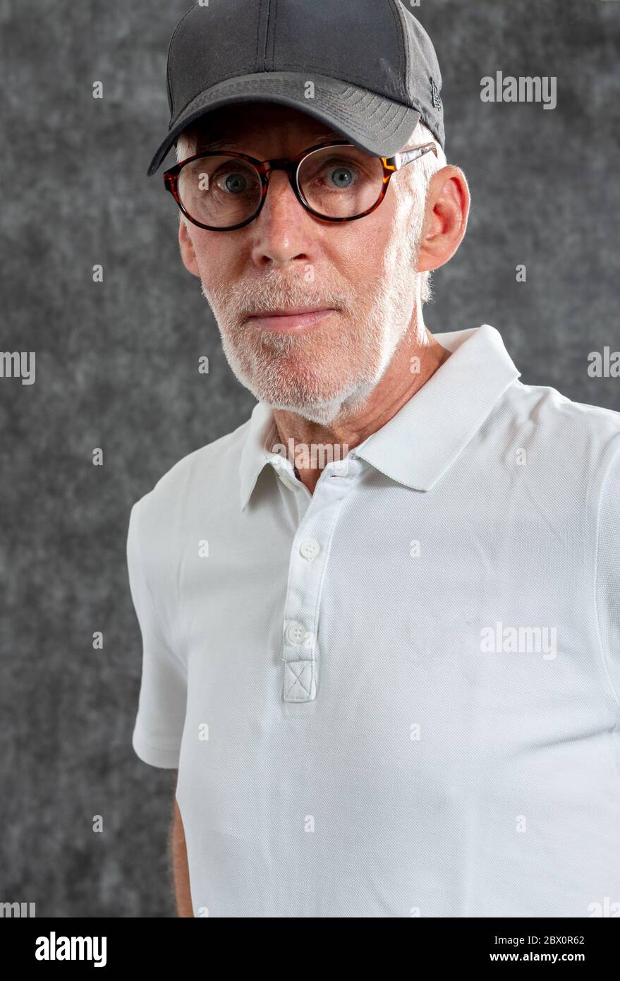un homme de soixante ans portant une casquette de baseball Photo Stock -  Alamy