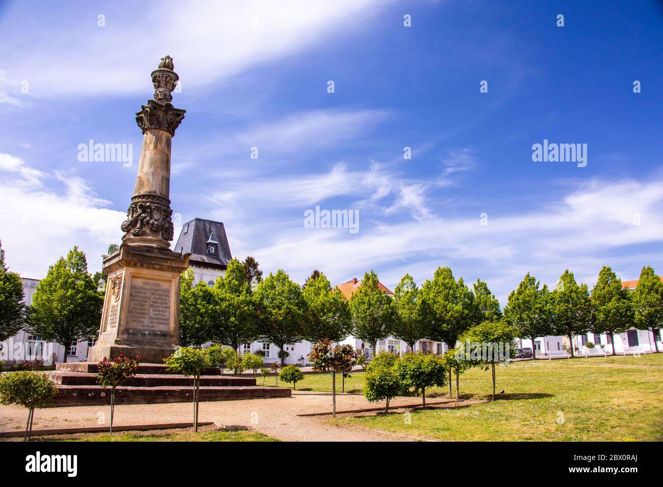 Neu Reddevitz, Allemagne. 24 mai 2020. Le mémorial en l'honneur des morts dans les guerres prussiennes en 1864, 1866 et 1870 sur la place du marché de la ville de Putbus sur l'île de Rügen. Rügen est la plus grande île allemande et avec environ 77,000 habitants la plus peuplée. Credit: Jens Büttner/dpa-Zentralbild/ZB/dpa/Alay Live News Banque D'Images