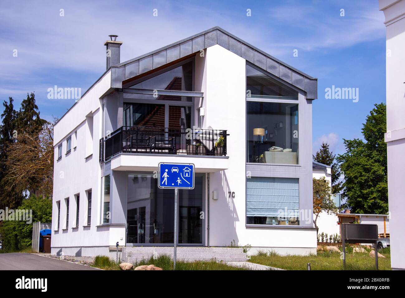 Neu Reddevitz, Allemagne. 24 mai 2020. Un immeuble résidentiel et commercial modernisé sur la place du marché de la ville de Putbus sur l'île de Rügen. Rügen est la plus grande île allemande en termes de superficie et, avec une population d'environ 77,000 000 habitants, la plus peuplée. Credit: Jens Büttner/dpa-Zentralbild/ZB/dpa/Alay Live News Banque D'Images