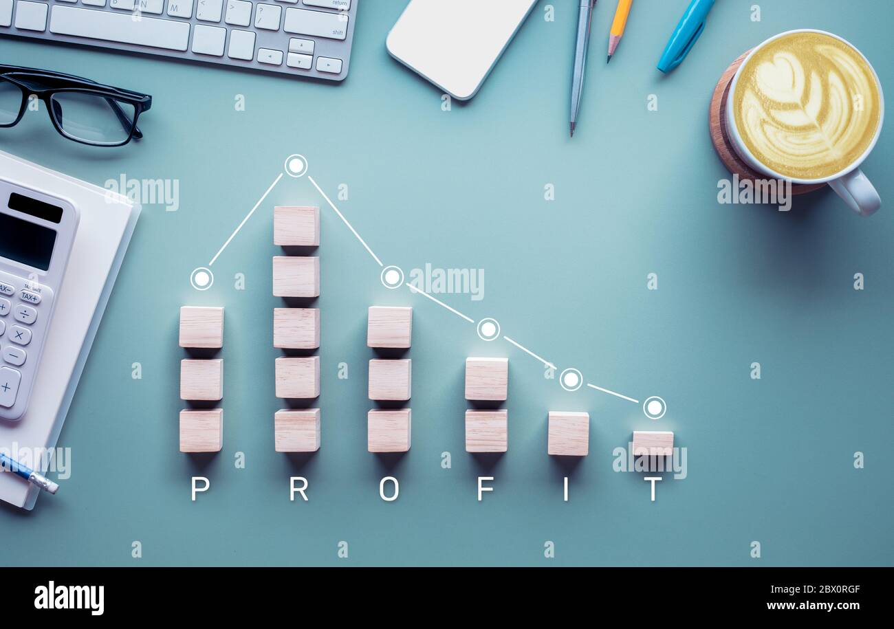 Baisse de profit, perte cocepts avec graphique vers le bas sur table de bureau.business succès et revenu résultat.solution ou de résolution dans le pire des cas Banque D'Images