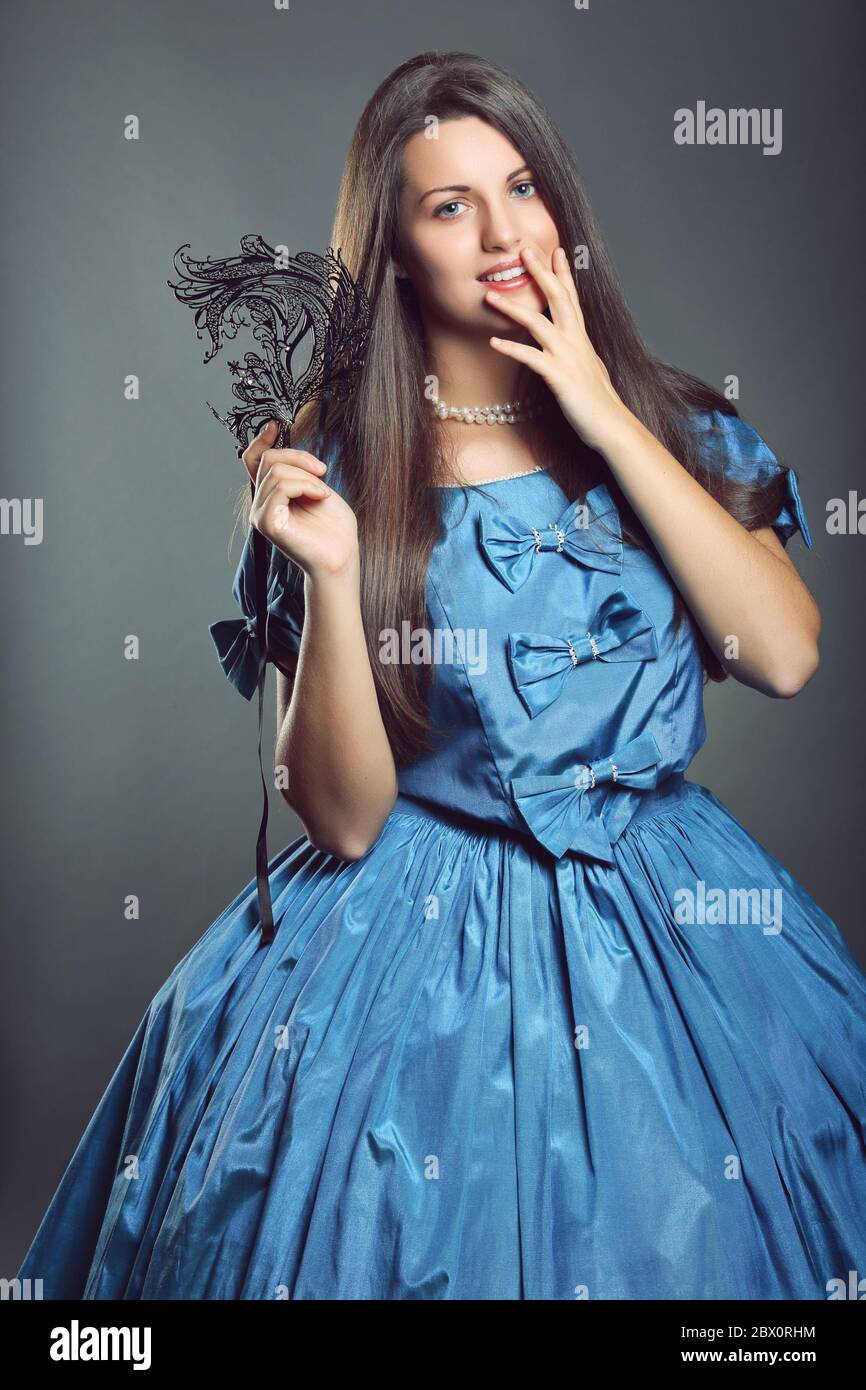 Belle femme en robe princesse bleue avec masque noir . Portrait de carnaval  de Venise Photo Stock - Alamy