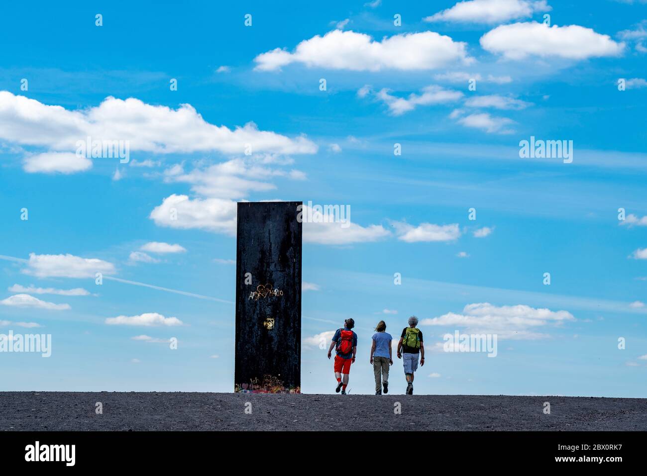 Walker, poussette, sculpture de Richard Serra, dalle pour la région de la Ruhr sur le slagheap Schurenbach, Essen, Allemagne, Banque D'Images