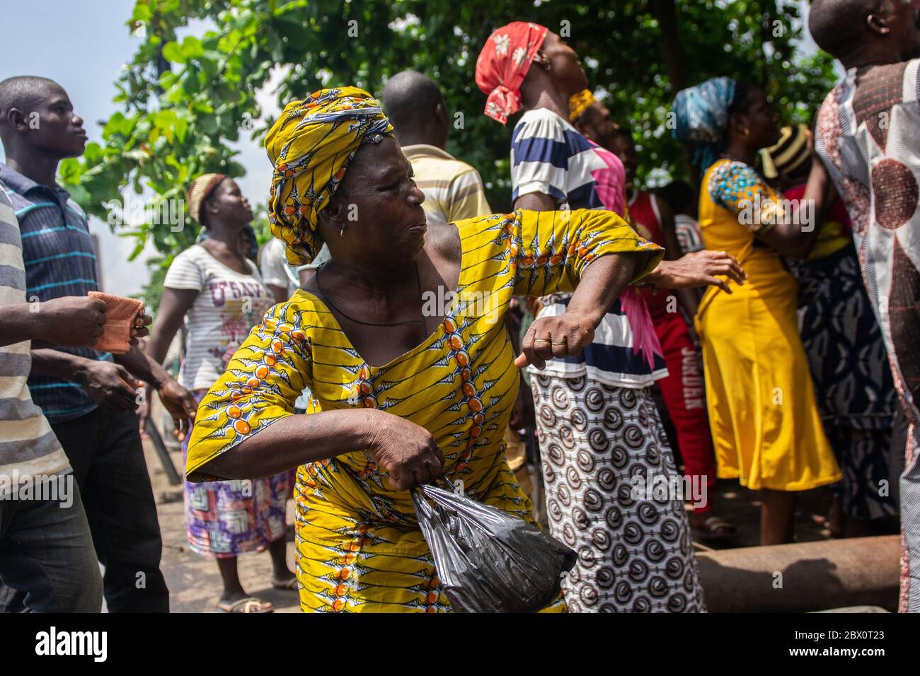 Lagos, Nigeria. Une femme de l'un des communautés riveraines de Lagos' célébrant leur victoire juridique à l'extérieur de la Haute Cour d'État de Lagos. Dans une décision sans précédent, la Haute Cour d'État de Lagos conclut waterfront expulsions inconstitutionnelle, a ordonné à la consultation et de la réinstallation et retient plus d'expulsions forcées par le gouvernement d'État de Lagos. Le 21 juin 2017. Banque D'Images